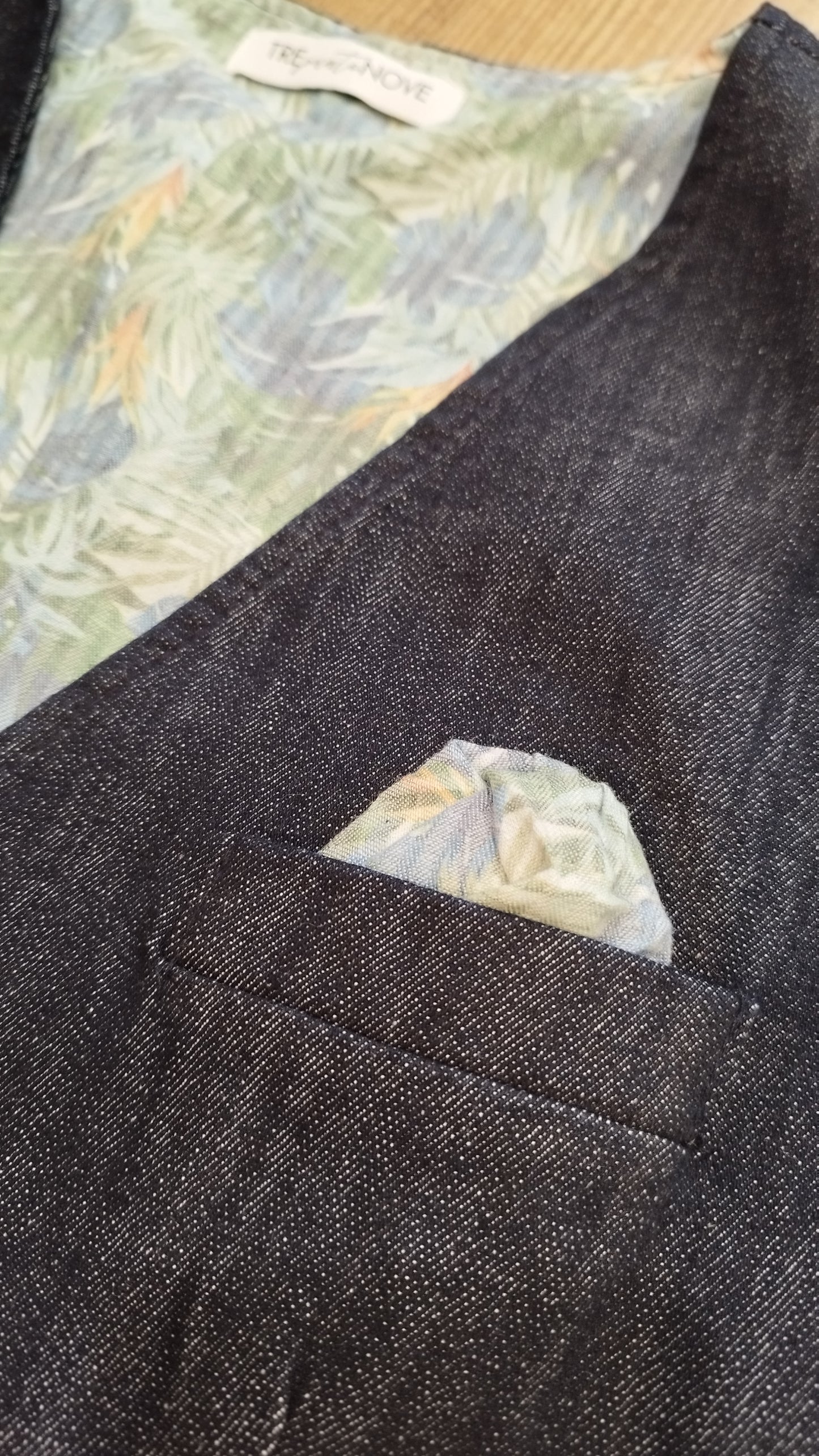 Gilet uomo in denim scuro – elegante, versatile e con fodera fantasia